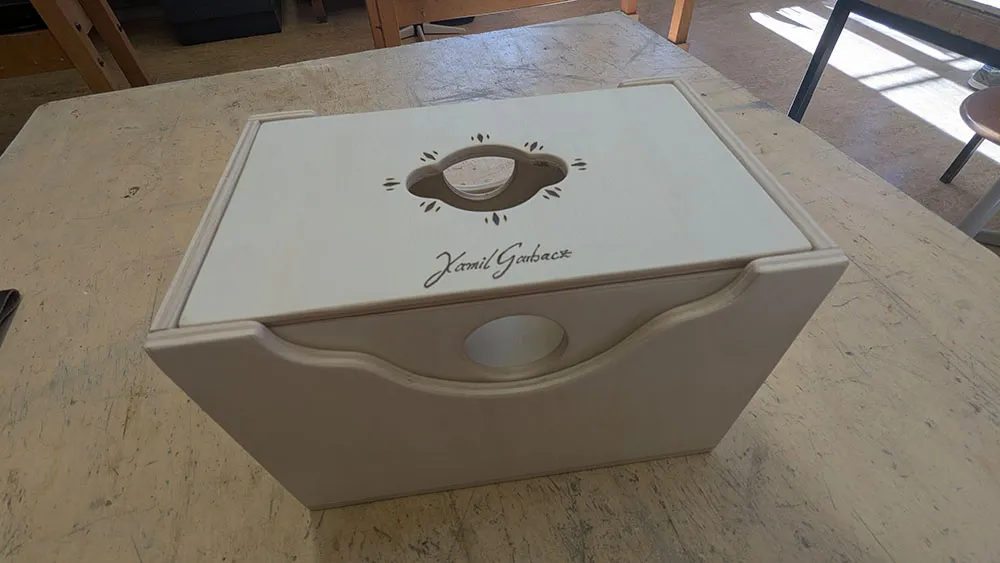 Handgefertigte Holzkiste mit graviertem Deckel und geschwungener Vorderkante