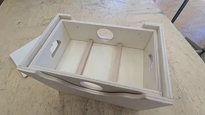 Detail der Kanten und Fräsungen in Multiplex